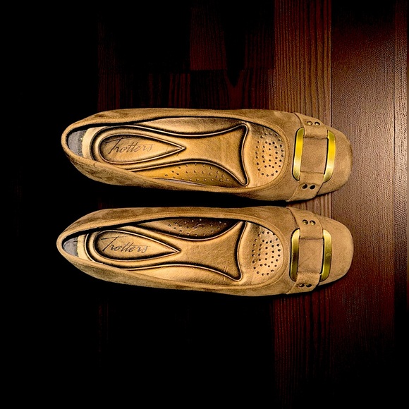 EUC! Trotters Brown Suede Flats with Gold Buckle - Picture 5 of 6